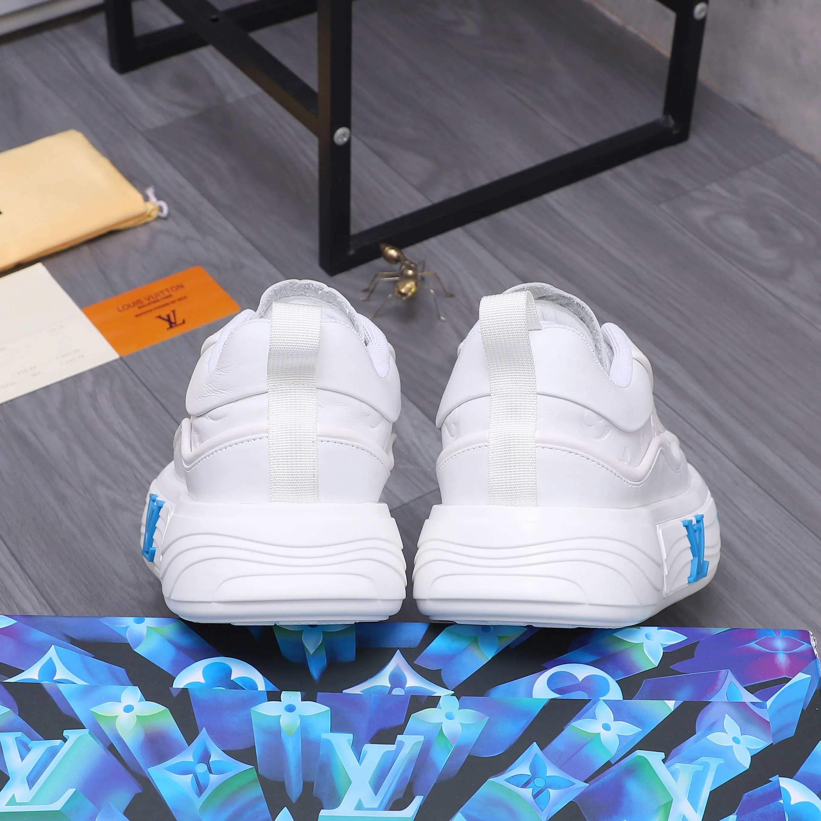Men's shoes 💰560 Product trademark: LV [Louis Vuitton] casual shoes, regular size. Size: 38-46 (38.45.46 is custom-made and non-returnable) Product materials: Selected high-quality cowhide stitching embossed cowhide upper, cowhide insole, mesh lining, original outsole